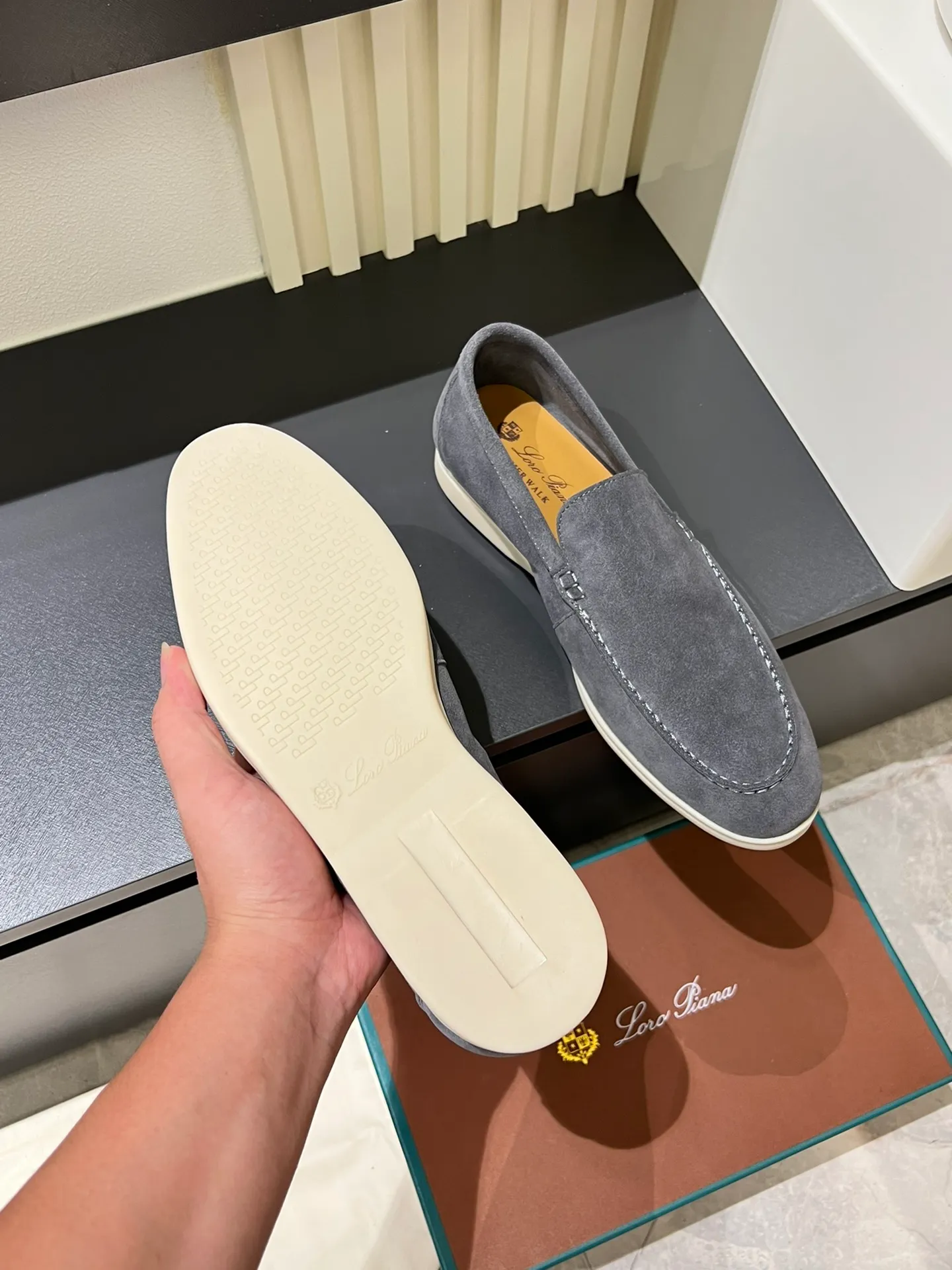 Men's shoes 💰p360 "Loro men's shoes 💰pian'*" Classic L men's shoes for couples 💰p Top version British flat loafers, a must-have item in old money style, the minimalist design is eye-catching and durable, a plus point for dressing The soft foot feel and texture are outstanding. They don’t scratch your feet and are very nice. They are matched with soft and waxy soles. They can be worn daily for a long time without getting tired. They are easy to wear, versatile and classic items, with perfect foot feel and texture! Imported cashmere fabric, the lining is made of imported A-grade water-dyed cow lining, the top version of the genuine leather midsole is sewn with pure handmade mark thread! Size: Female 35-40 (34. Customized) Male 38-44 (45.46. Customized)